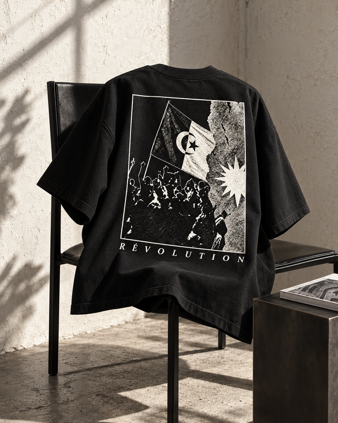 T-shirt noir Révolution posé sur une chaise, lumière de fin de journée