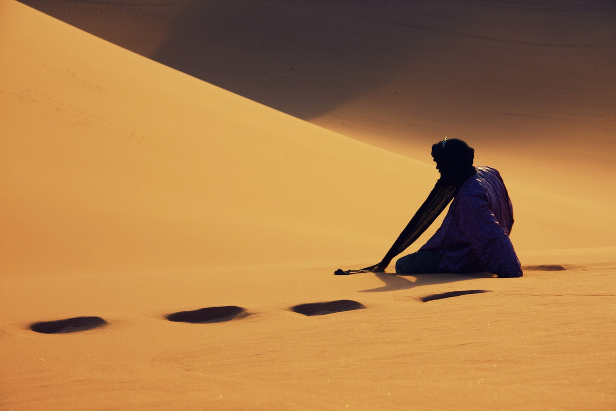 Un homme dans les dunes du Sahara